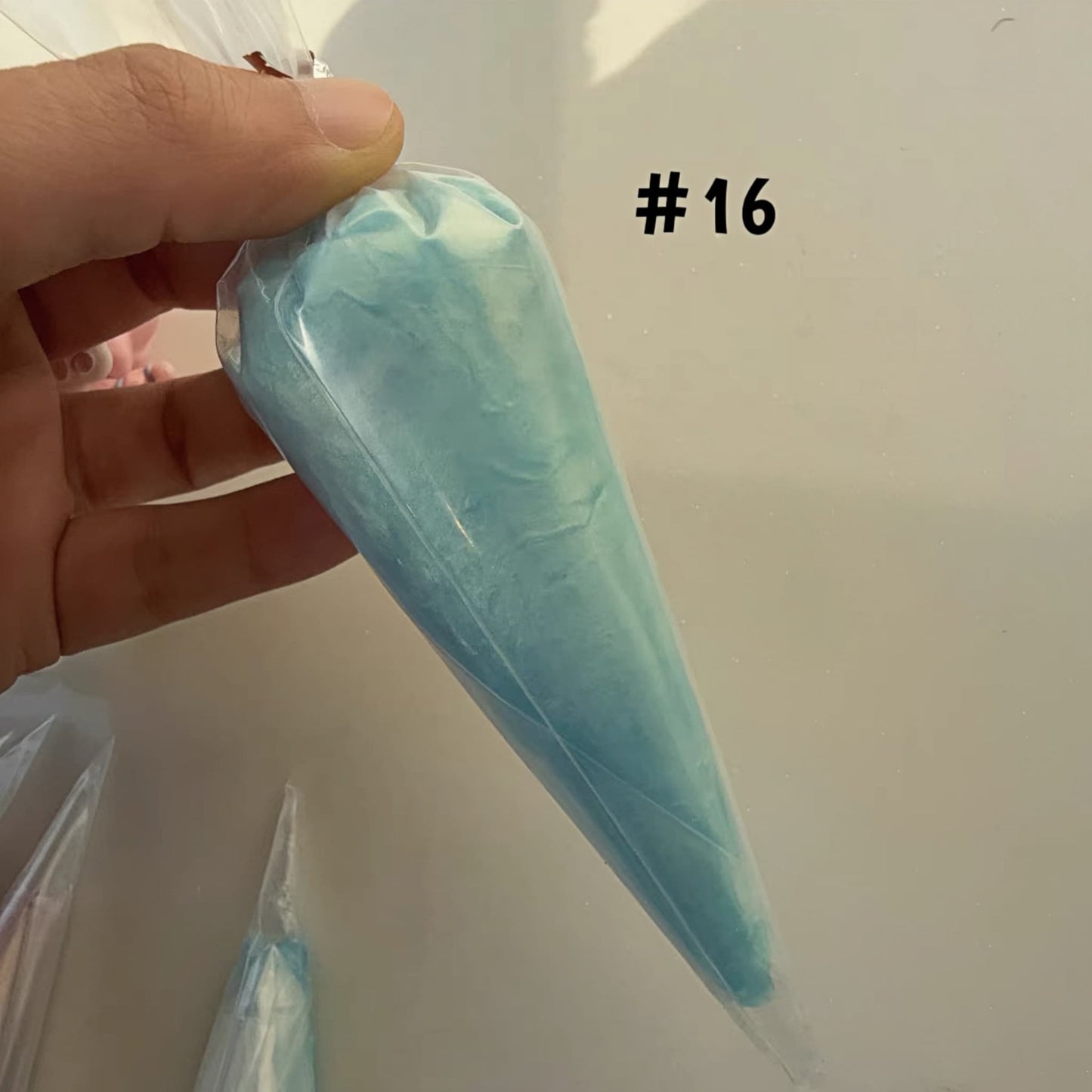 Strong bond pearlescent glue with smooth application for DIY projects