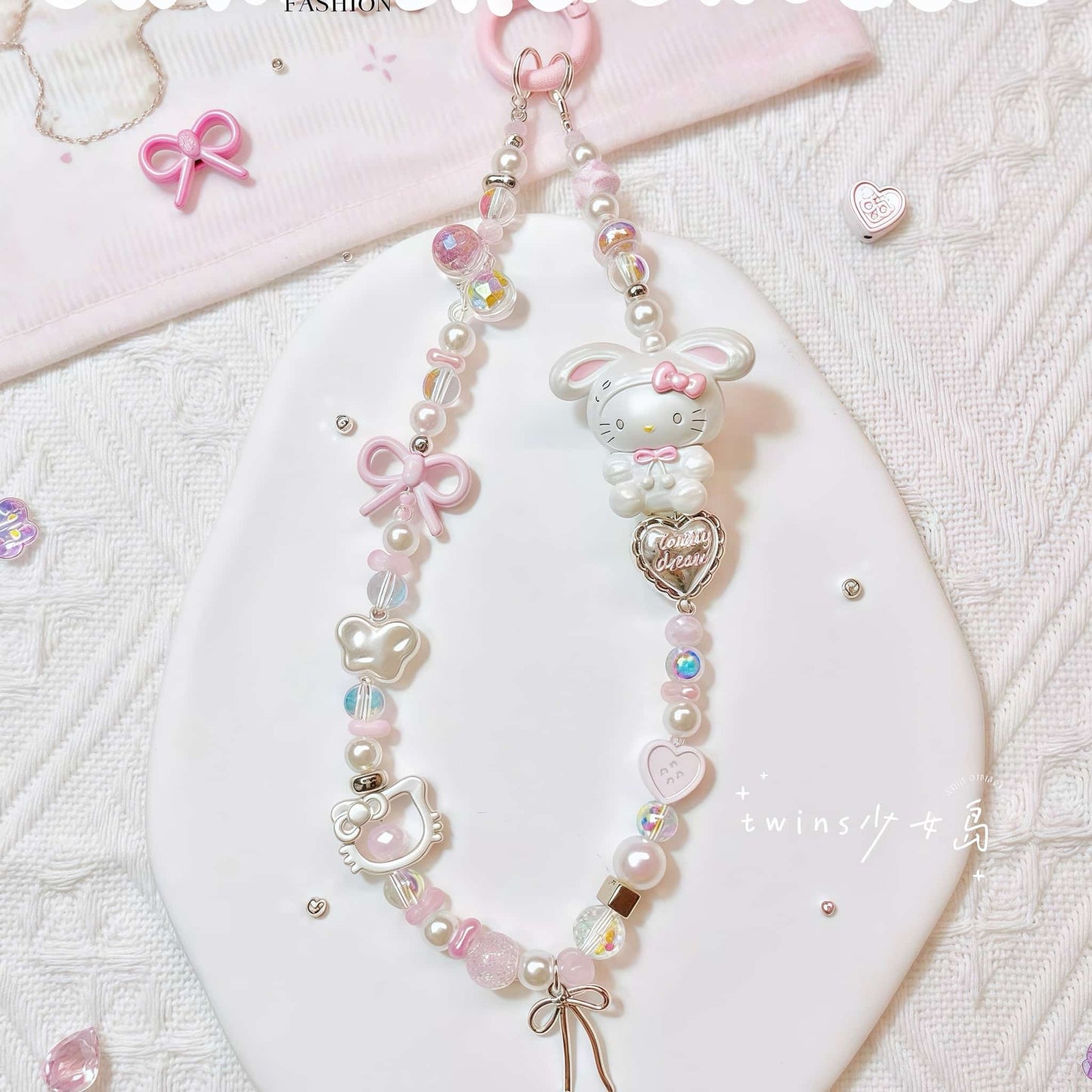 Hello Kitty baroque pearl handmade phone chain detail